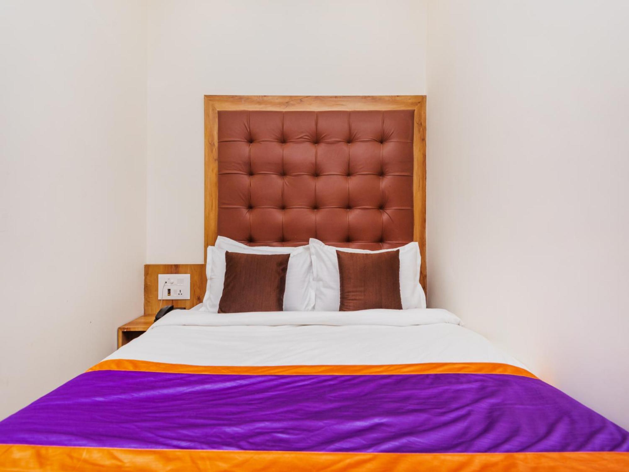 Hotel Era Мумбаи Экстерьер фото