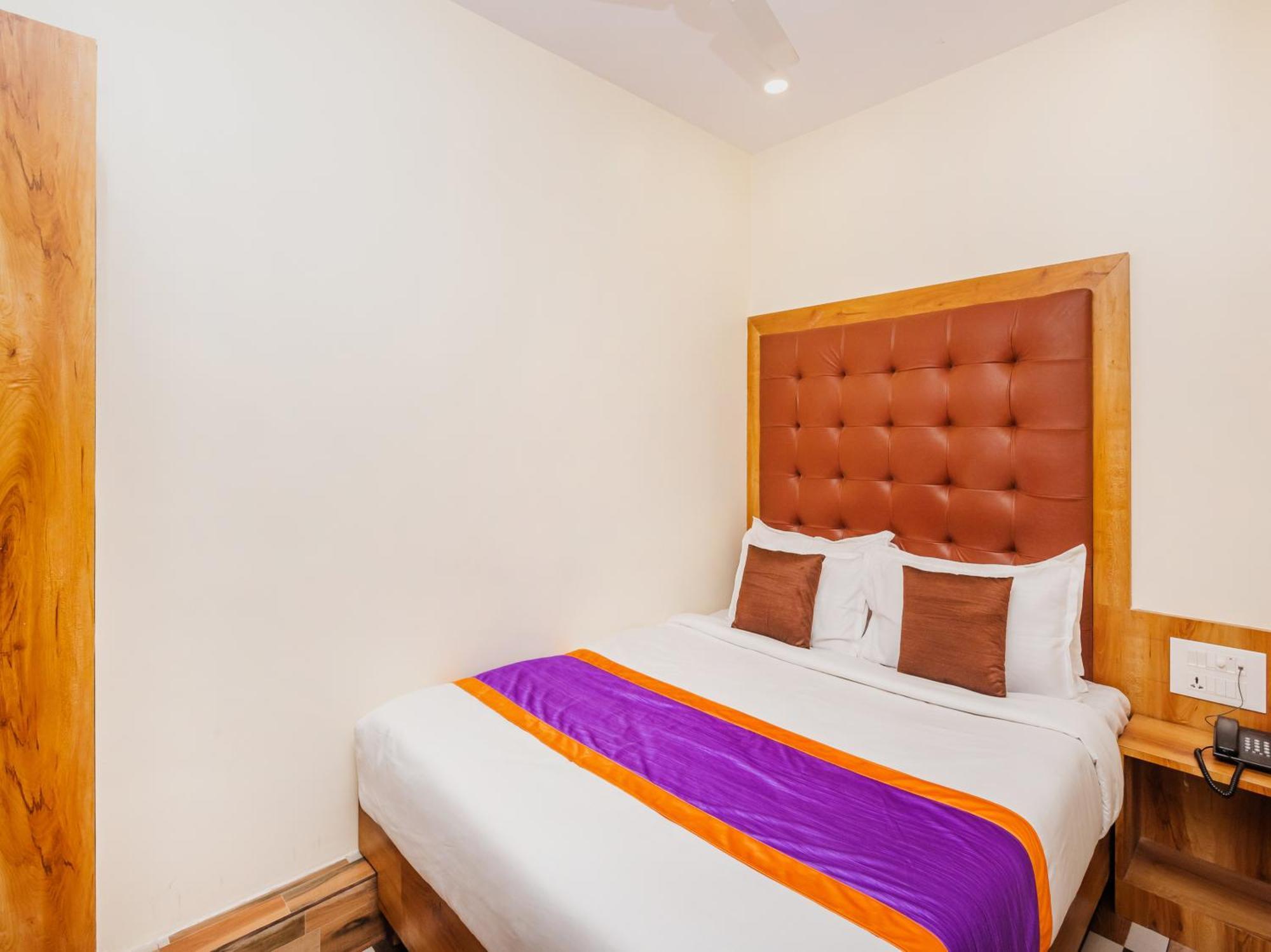 Hotel Era Мумбаи Экстерьер фото
