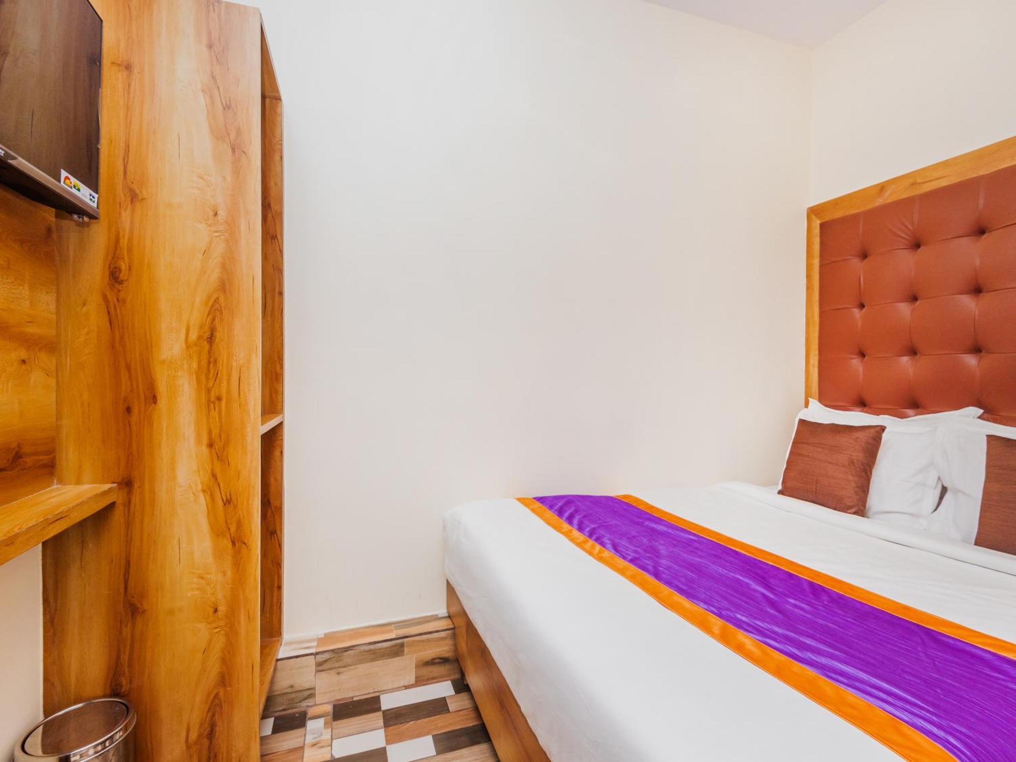 Hotel Era Мумбаи Экстерьер фото