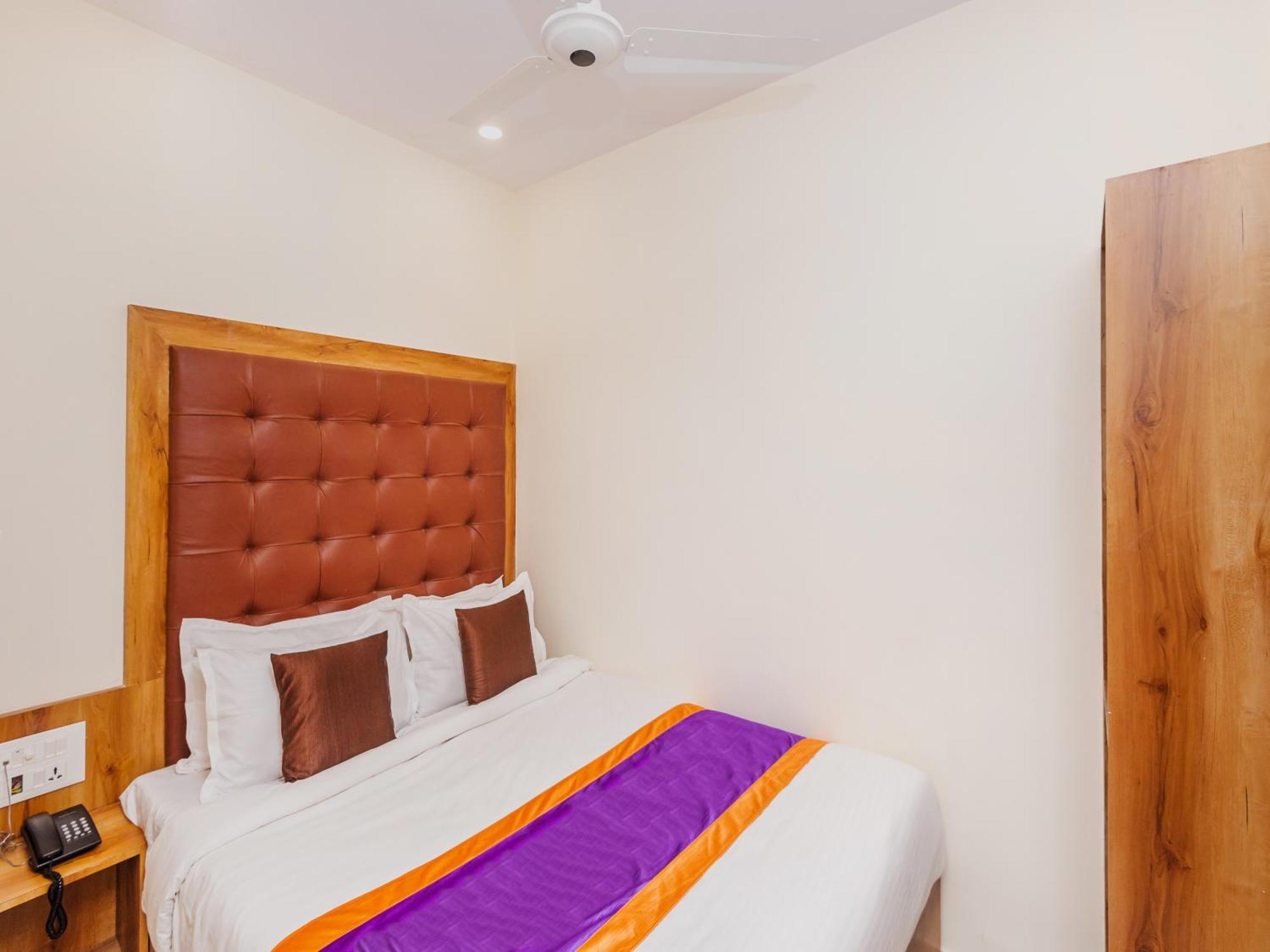 Hotel Era Мумбаи Экстерьер фото