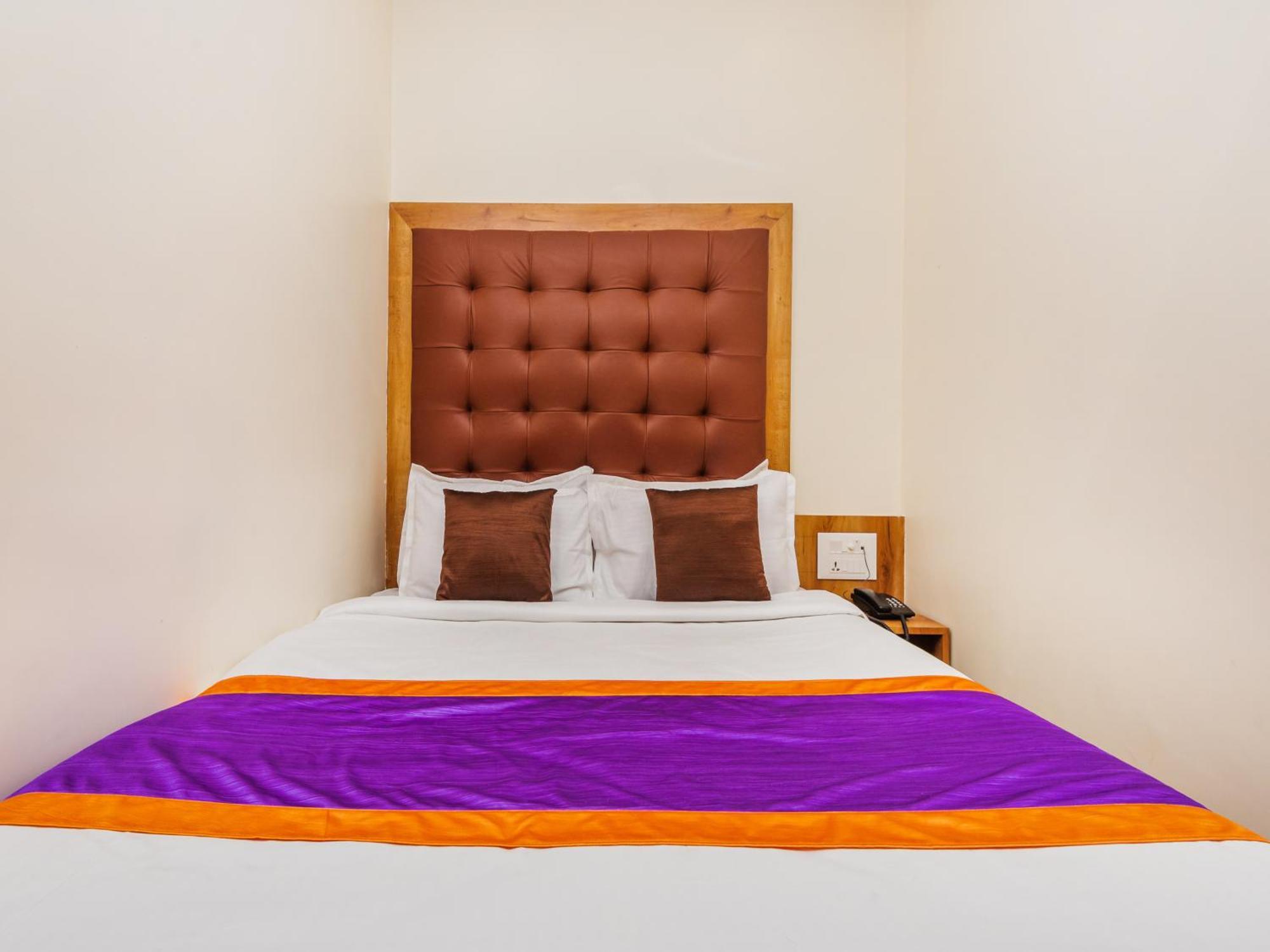 Hotel Era Мумбаи Экстерьер фото