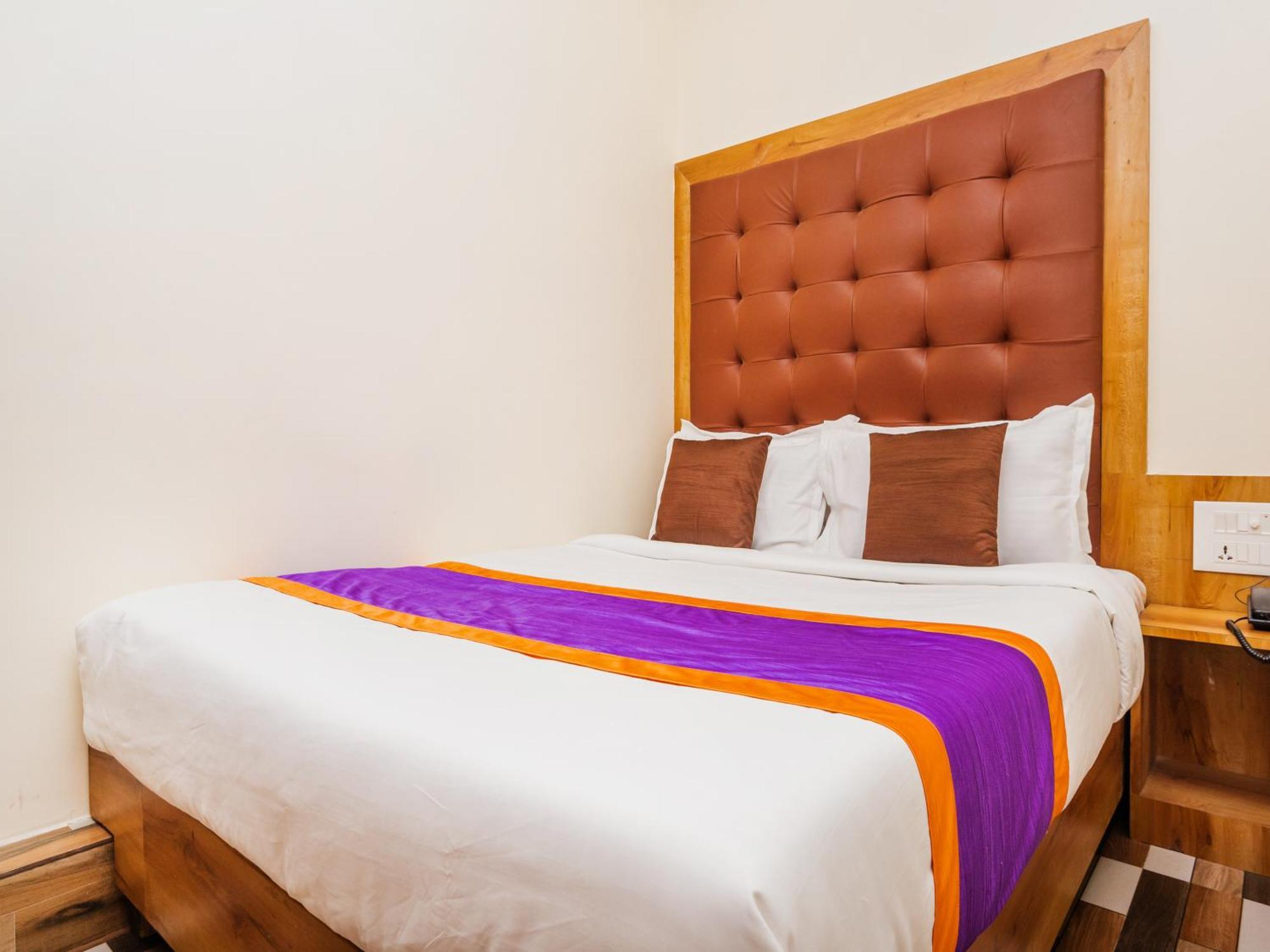 Hotel Era Мумбаи Экстерьер фото