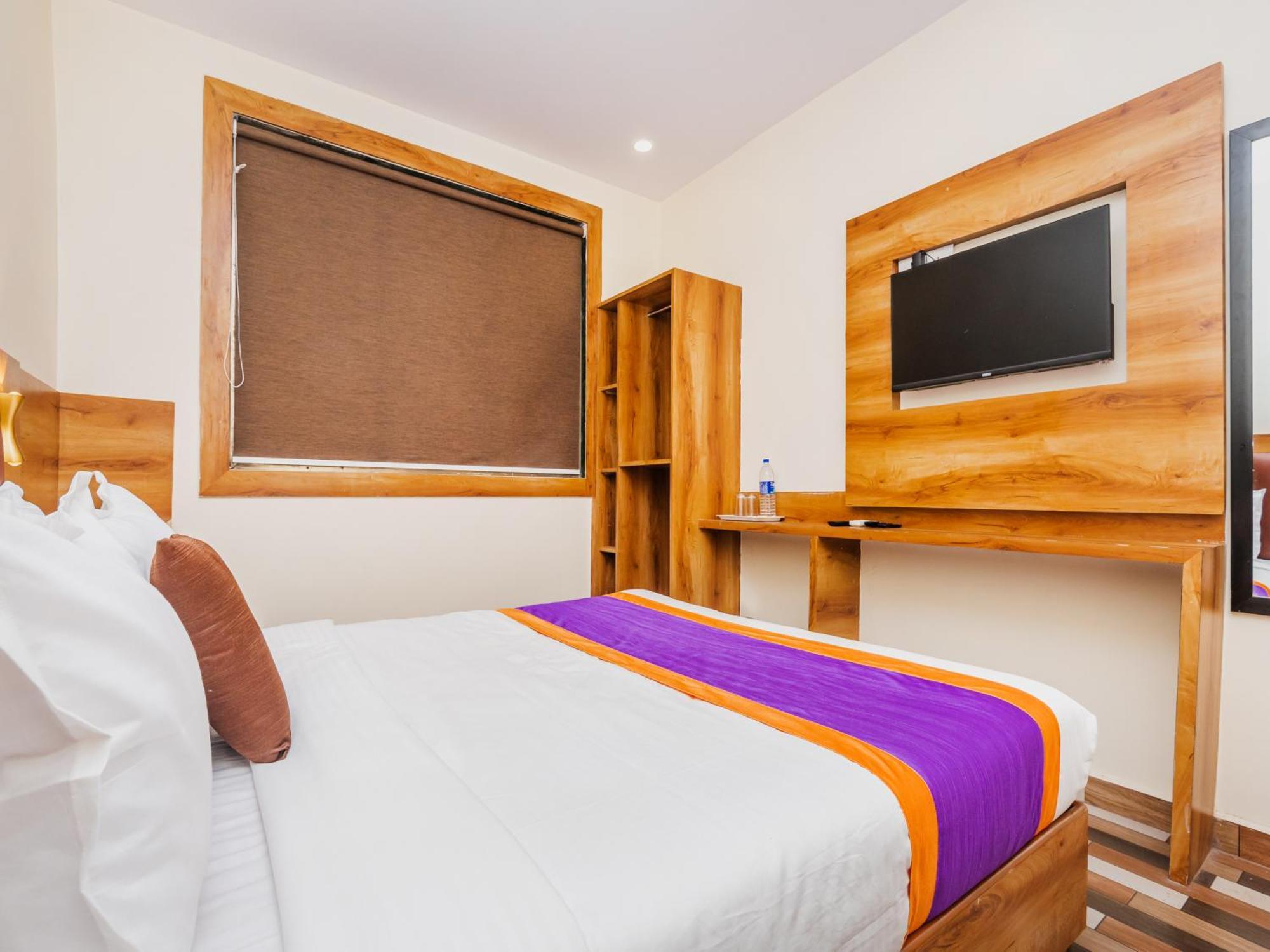 Hotel Era Мумбаи Экстерьер фото