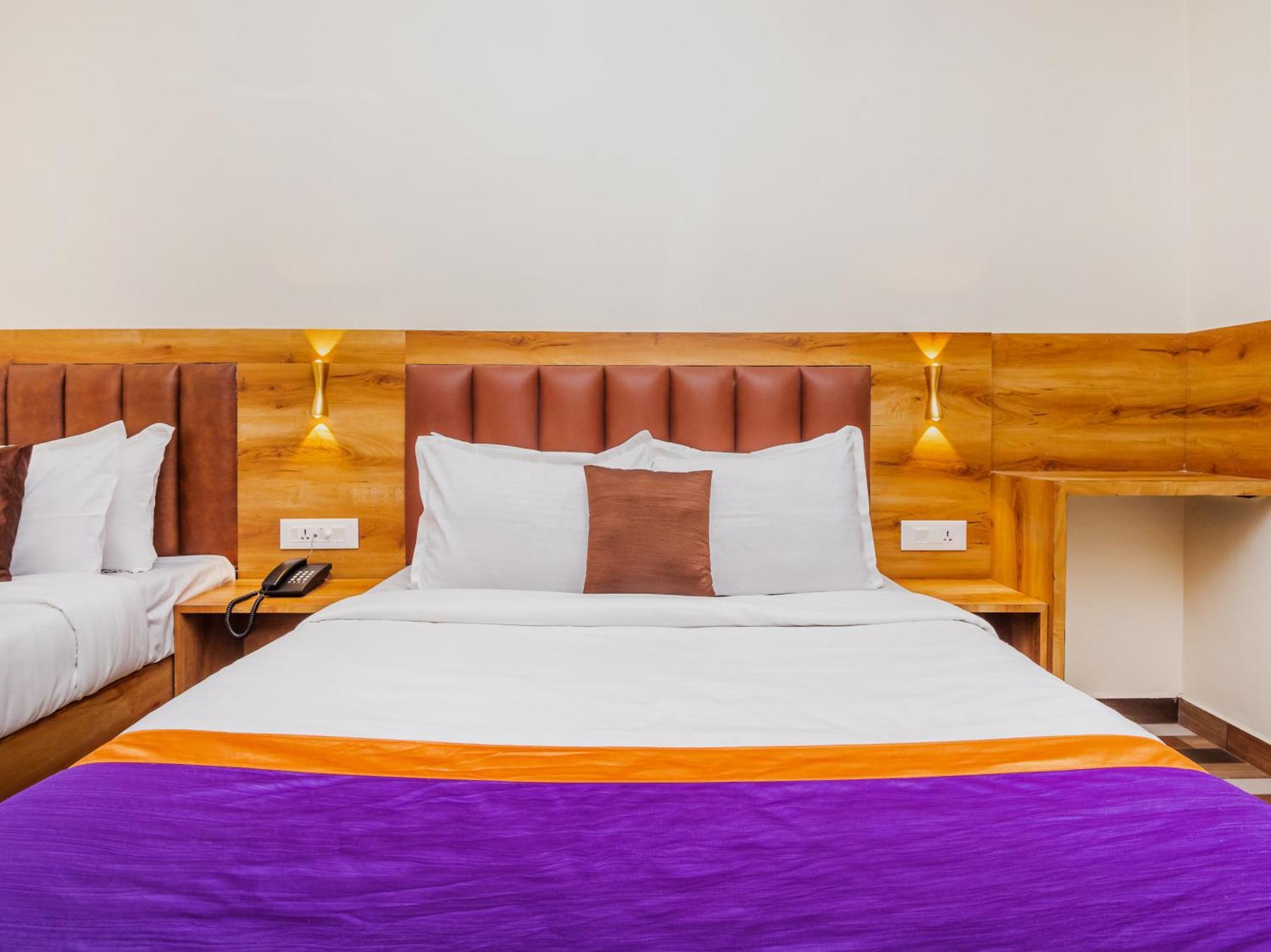 Hotel Era Мумбаи Экстерьер фото