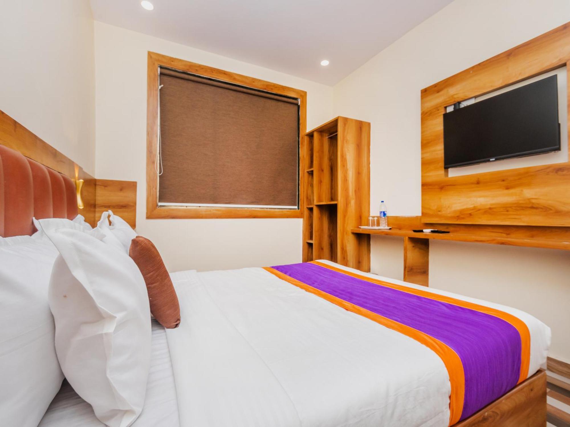 Hotel Era Мумбаи Экстерьер фото